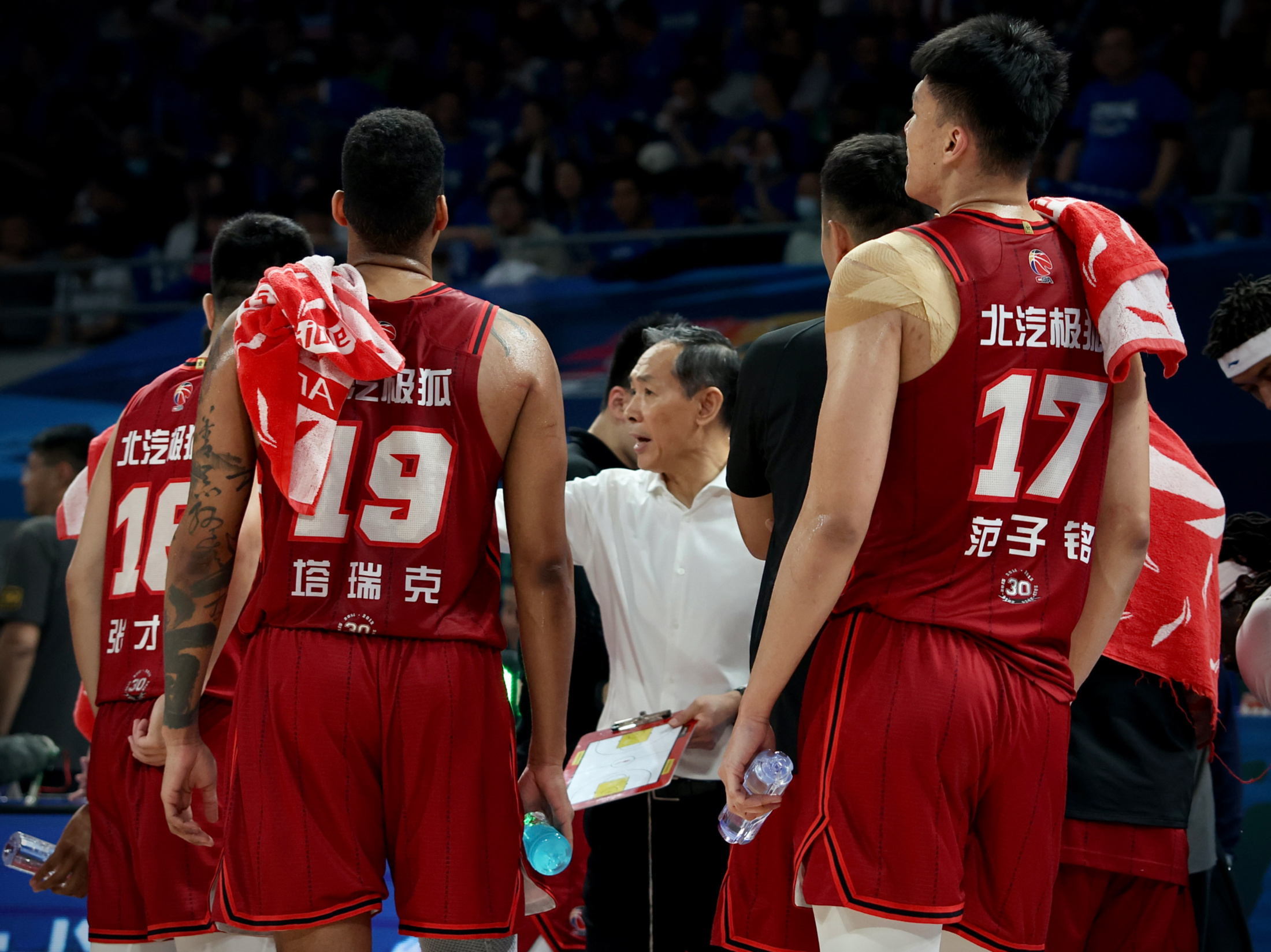 纽卡斯尔主场狂攻vs本菲卡穆帅铁阵 纽卡斯尔主场狂攻vs本菲卡穆帅铁阵